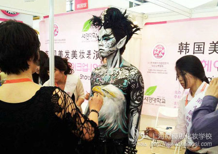 柯模思化妆培训安社长参加第17届上海美博会